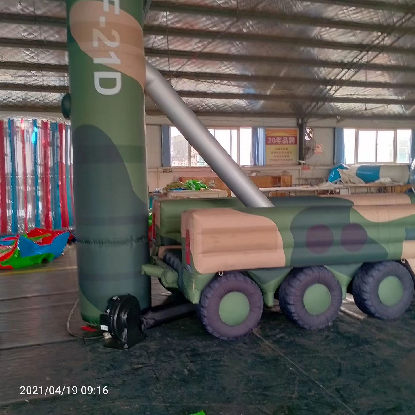 新罗军事演习中的充气目标车辆：模拟发射车雷达车坦克飞机